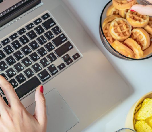 8 Reasons Why You’re Always Eating When You’re at Work