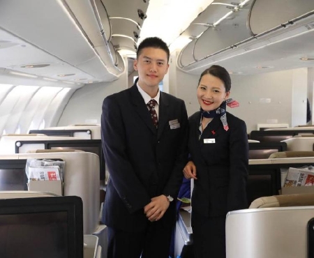 Man Took Photo With Pretty Flight Attendant When He Was A Kid, Met Her ...