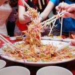 Here’s The Proper & Auspicious Way To Lou Hei So Your New Year Will Huat
