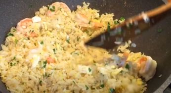 S’pore Chef Demonstrates Popular Din Tai Fung Fried Rice Recipe & It Looks Easier Than Expected