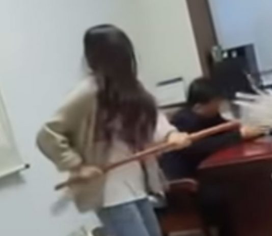 Woman in China Beat Up Her Boss With a Mop After He Kept on Sending Her Harassing Texts
