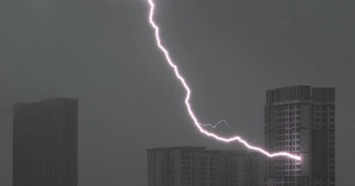 Photographer Captured Image of a Lightning Bolt Striking Directly Into ...