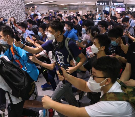 Over 2,000 Train Enthusiasts Literally Sprinted Into HK Train Station to Catch New Train