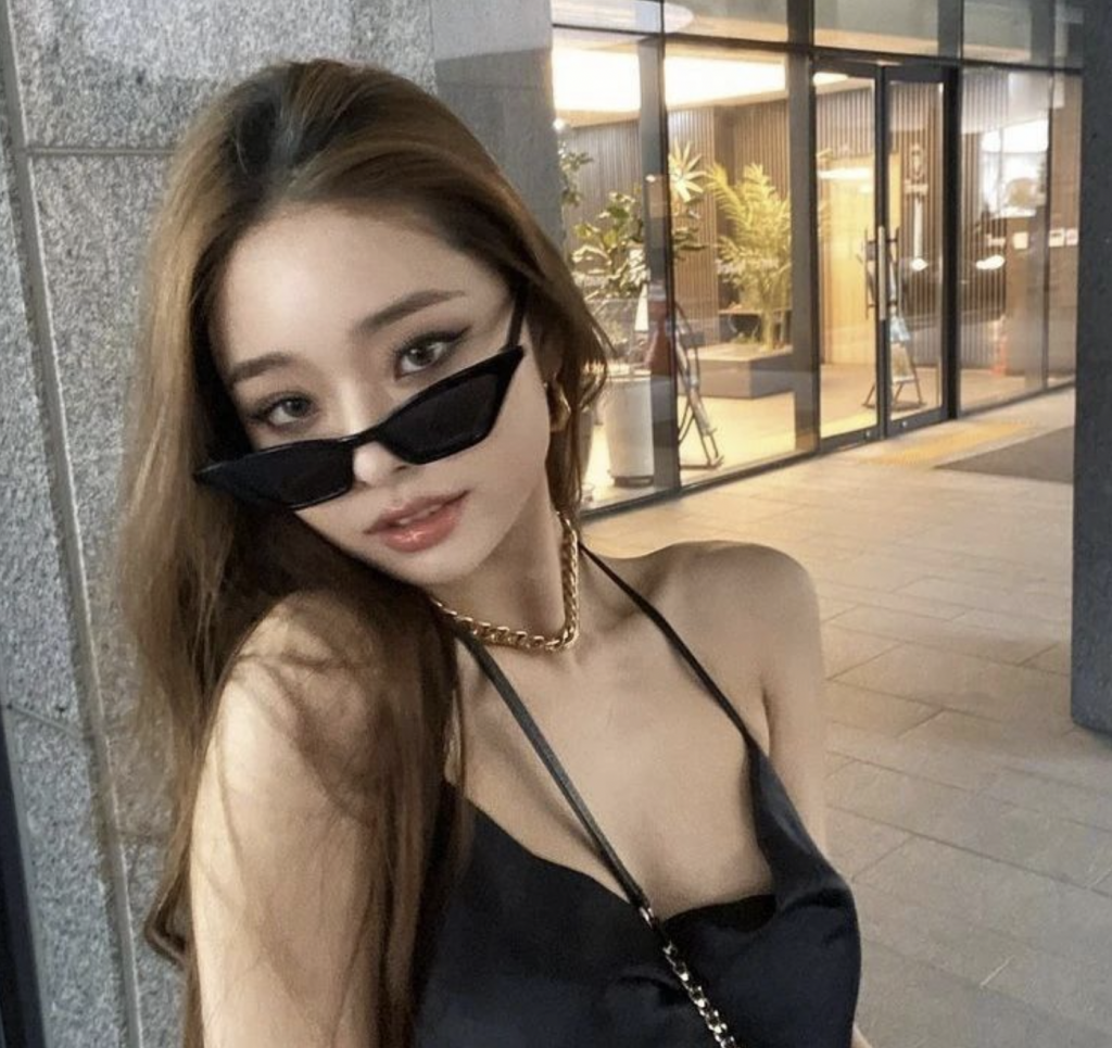 Single's Inferno's Song Ji A Reportedly Used A Fake Dior Bag In A