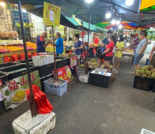 Durian Prices Are So Low Nowadays, Some Stalls Are Giving Them Away for Free