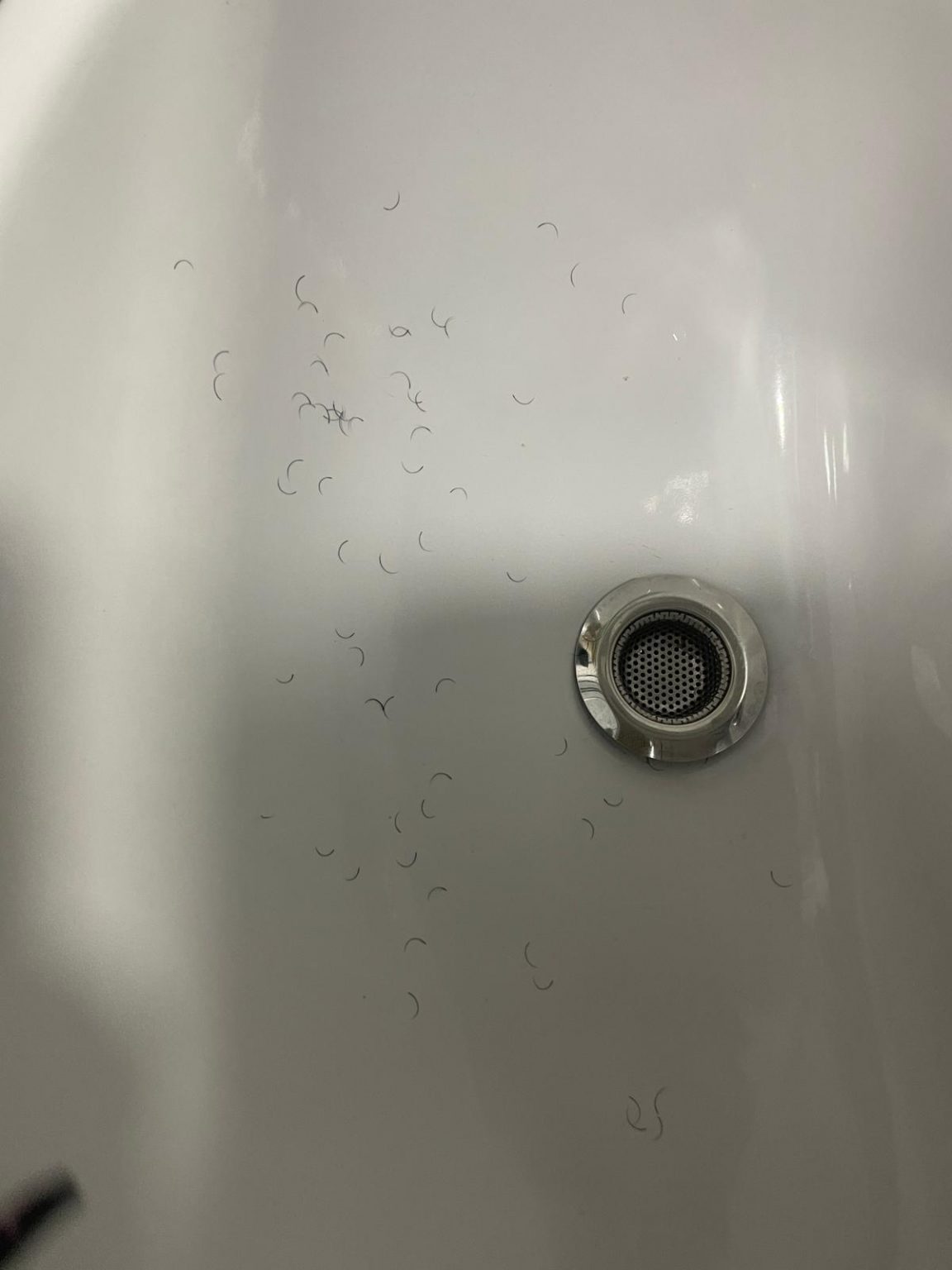 Woman Suffers Swollen Eyes from Fake Eyelashes Done by Bugis Beauty