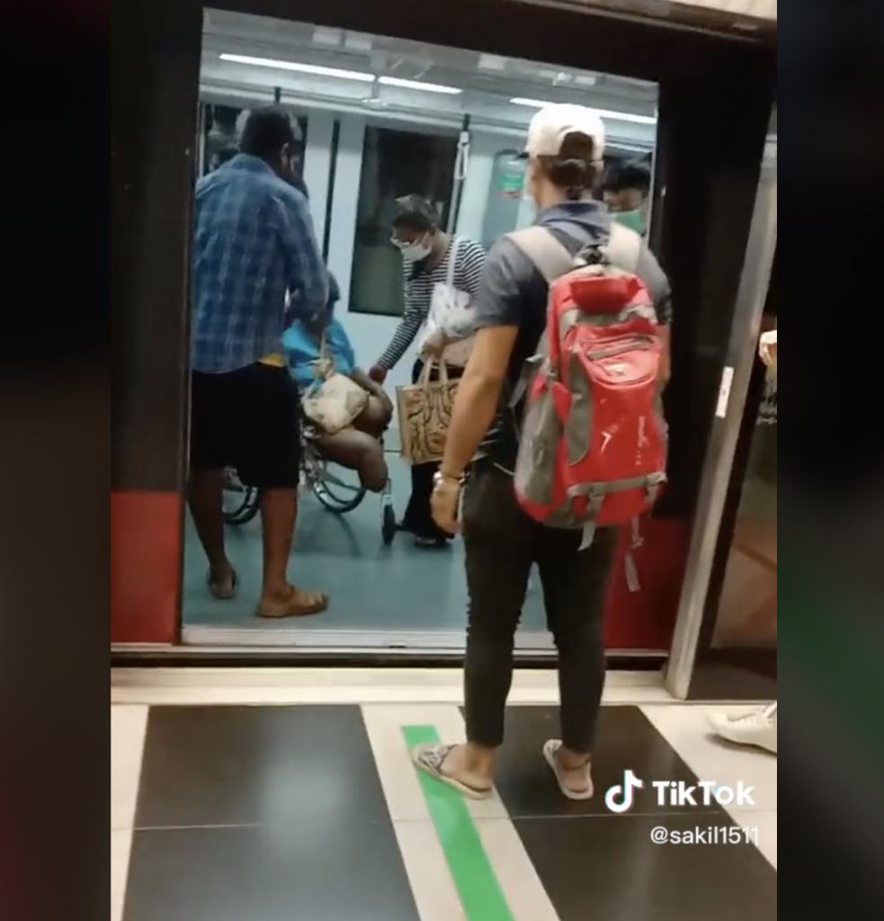 Passers-By Rushed to Help After Passenger’s Wheelchair Got Stuck in MRT ...