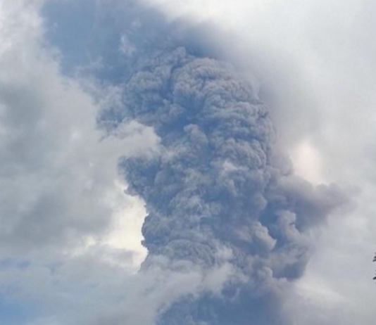 mount-laki-laki-erupt-indonesia