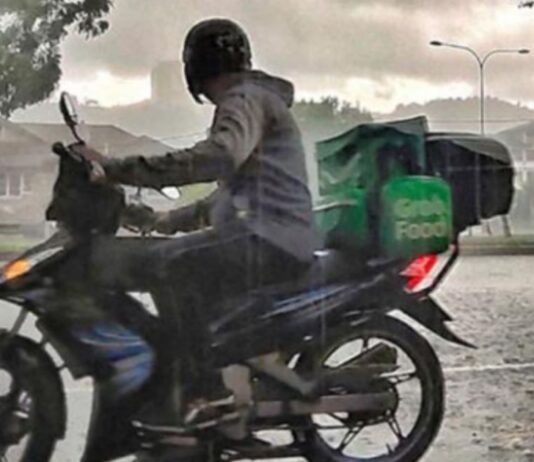KL Delivery Rider Sleeps Just Three Hours Daily to Fund Mother’s Treatment, Collapses During Final Delivery
