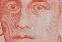 Kovan Zi Char Stall Gets Real S$10 Note With Yusof Ishak’s Moustache Scraped Off Close-up of a genuine S$10 note with Yusof Ishak moustache scraped off and eyelids scratched
