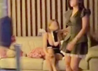 Reporter Asks North Bridge Road Massage Parlour About ‘Special Services’, Woman Says to Enter First Women outside massage parlours near Kampong Glam on North Bridge Road