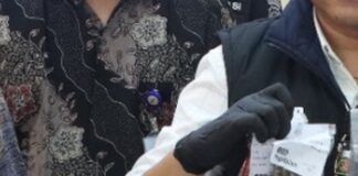 Close-up of seized etomidate vape cartridges in an evidence bag from a Barelang police press conference in Batam