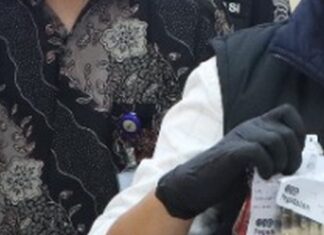 Close-up of seized etomidate vape cartridges in an evidence bag from a Barelang police press conference in Batam