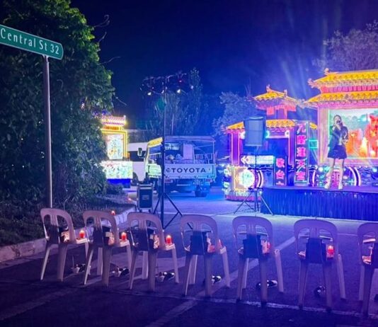 Woodlands Lian Tian Gong Holds Cemetery Getai for 21st Year, Adds Small Stage for Singers Lian Tian Gong cemetery getai at Choa Chu Kang Cemetery Central St 32