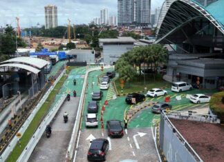 Foreign Cars Must Have Valid VEP Before Travellers Can Submit SG Arrival Card From 6 Oct Cars and motorcycles queuing at Bangunan Sultan Iskandar Johor Bahru CIQ on the Causeway approach for foreign-vehicle entry toward Singapore