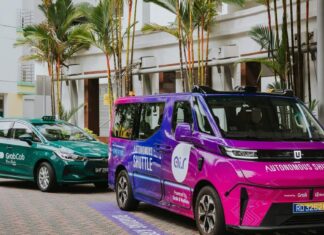Grab and WeRide Ai.R autonomous shuttle in Singapore with GrabCab behind
