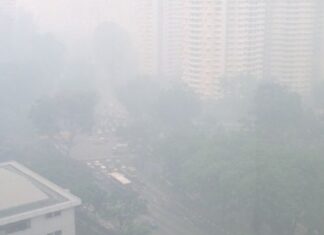 Singapore Haze Situation Improves as PSI Stays Moderate; Showers Could Lower Smoke Haze Risk Hazy Singapore skyline illustrating regional smoke haze and moderate air quality