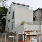 Kopitiam Founder Sues Contractor Over Alleged Defects in 2 Whitley Road Bungalows He Says Cost Over S$9 Million White Whitley Road bungalow under construction barriers involved in Kopitiam founder Lim Bee Huat contractor suit