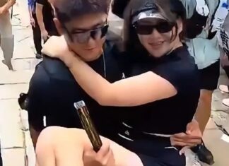 Shanghai Woman Reportedly Pays About S$5,600 for 30 Men to Carry and Accompany Her Up Mount Tai Woman being carried by a man during Mount Tai climb