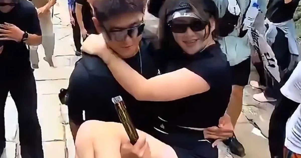 Shanghai Woman Reportedly Pays About S$5,600 for 30 Men to Carry and Accompany Her Up Mount Tai