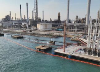 Shell Singapore Charged Over 2 Pulau Bukom Oil Leaks, Including About 40 Tonnes of Oily Mixture Containment booms deployed at Pulau Bukom after Shell oil leak (MPA/NEA joint photo via CNA host)