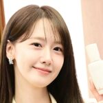 Girls’ Generation’s Yoona holding a Sulwhasoo product at a brand photocall
