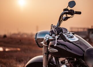 Motorcyclist, 40, Dies After 3-Vehicle Accident on AYE Near Tuas Checkpoint Motorcycle at dusk (Pexels stock; non-literal, not the AYE crash victim or scene)