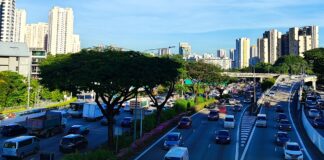 Illustrative photo of weekday traffic on the Pan Island Expressway in Singapore, with HDB and condo blocks in the background; number plates blurred (Photo: ZKang123 / Wikimedia Commons, CC BY-SA 4.0)