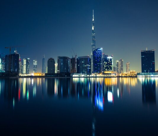 Illustrative photo of the Dubai skyline at night with the Burj Khalifa, not linked to the people or places in the case (Photo: Robert Bock / Unsplash via Wikimedia Commons, CC0)