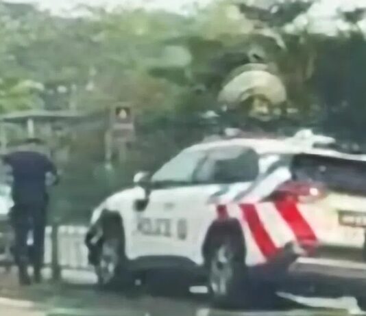 Damaged police car on a road divider in Geylang Bahru with fallen railings, 10 Oct 2026 (Image: Xiaohongshu via Lianhe Zaobao)