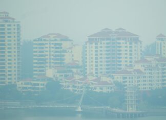 Haze Worsens as Eastern Singapore Also Enters Unhealthy Range; PM2.5 Elevated Islandwide Thick haze shrouding condominiums and the bridge at Tanjong Rhu, Singapore, in September 2026 (Photo: Robert Sim / Wikimedia Commons, CC BY-SA 4.0)