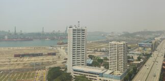 File photo of haze over Tanjong Pagar Terminal and the city fringe in Singapore in late September 2026 (Photo: ZKang123 / Wikimedia Commons, CC BY-SA 4.0)