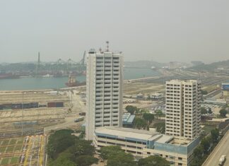 File photo of haze over Tanjong Pagar Terminal and the city fringe in Singapore in late September 2026 (Photo: ZKang123 / Wikimedia Commons, CC BY-SA 4.0)