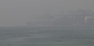 Thick haze over the sea off HarbourFront on the morning of 7 Oct 2026, with port cranes and a container ship barely visible (Photo: Lianhe Zaobao)