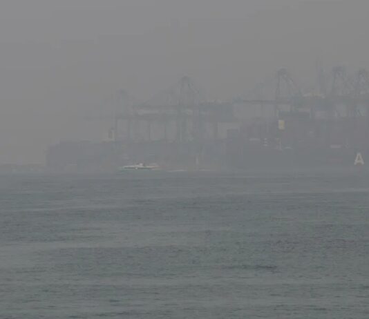 Thick haze over the sea off HarbourFront on the morning of 7 Oct 2026, with port cranes and a container ship barely visible (Photo: Lianhe Zaobao)