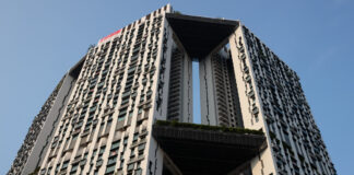 The Pinnacle@Duxton HDB towers with their skybridges against a blue sky (Photo: Johan Jönsson / Wikimedia Commons, CC BY-SA 4.0)