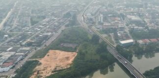 Aerial view of Batu Pahat town in Johor covered in haze on the evening of 7 Oct 2026, with a river and a bridge in the foreground (Photo: Bernama via Lianhe Zaobao)