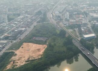 Aerial view of Batu Pahat town in Johor covered in haze on the evening of 7 Oct 2026, with a river and a bridge in the foreground (Photo: Bernama via Lianhe Zaobao)