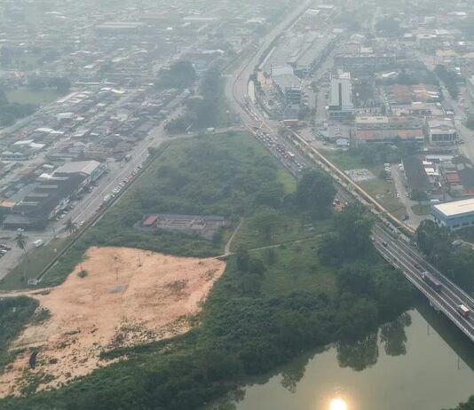 Johor Orders All Schools Closed on 8 & 9 Oct as Haze Worsens Aerial view of Batu Pahat town in Johor covered in haze on the evening of 7 Oct 2026, with a river and a bridge in the foreground (Photo: Bernama via Lianhe Zaobao)