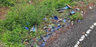 Broken motorcycle parts and scattered oil palm fruit on the roadside at the crash site on Jalan Parit Haji Sirat in Pontian, Johor, on 8 Oct 2026 (Photo: Sinar Harian)