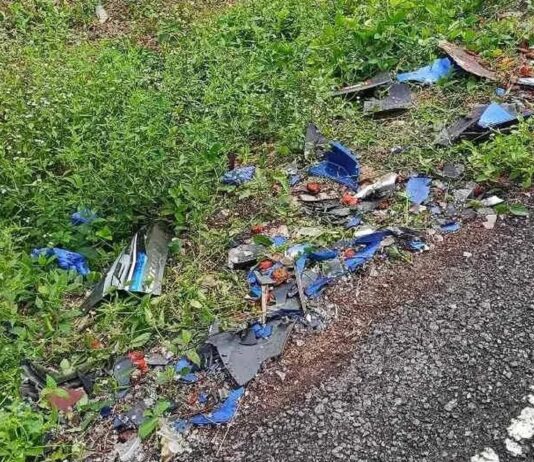 Broken motorcycle parts and scattered oil palm fruit on the roadside at the crash site on Jalan Parit Haji Sirat in Pontian, Johor, on 8 Oct 2026 (Photo: Sinar Harian)