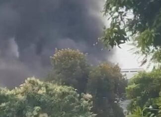 Three-Storey Terrace House Near Kovan Catches Fire; 2 People Evacuate Before SCDF Arrives Smoke and SCDF response at Park Villas Green terrace fire near Kovan (Facebook/Singapura Channel via 8world)
