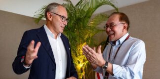 Malaysian PM Anwar Ibrahim with F1 CEO Stefano Domenicali at Sepang (Photo: Prime Minister's Office Malaysia)