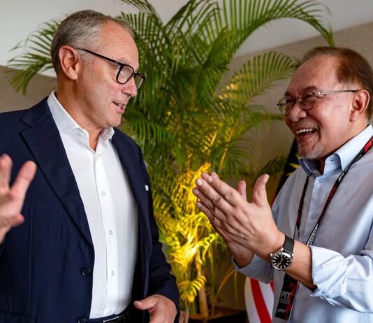 Malaysian PM Anwar Ibrahim with F1 CEO Stefano Domenicali at Sepang (Photo: Prime Minister's Office Malaysia)