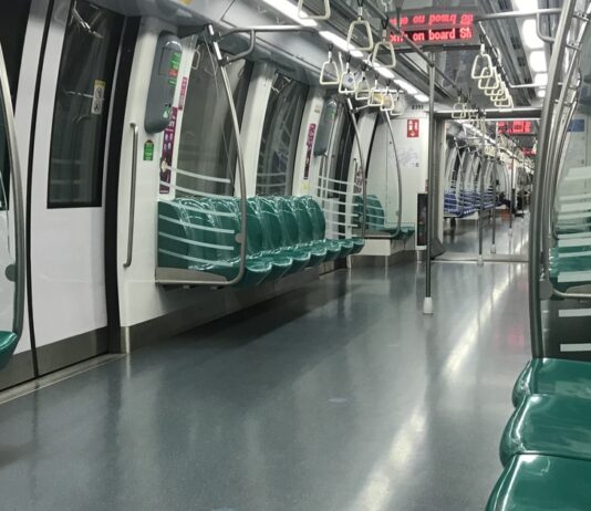 Woman Allegedly ‘Chopes’ MRT Seat With Her Hand & Turns Another Commuter Away Empty seats in a Singapore MRT train carriage