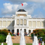 Parliament Approves Higher Pay for President and Speakers; Speaker’s Annual Package Set at S$900,000 The Istana, the official residence and office of the President of Singapore, with the national flag flying (Photo: Elisa.rolle / Wikimedia Commons, CC BY-SA 4.0)