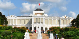 The Istana, the official residence and office of the President of Singapore, with the national flag flying (Photo: Elisa.rolle / Wikimedia Commons, CC BY-SA 4.0)