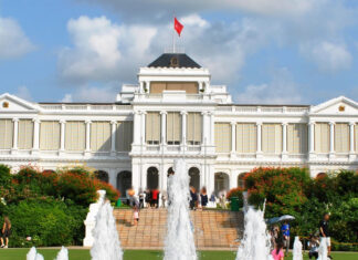 Parliament Approves Higher Pay for President and Speakers; Speaker’s Annual Package Set at S$900,000 The Istana, the official residence and office of the President of Singapore, with the national flag flying (Photo: Elisa.rolle / Wikimedia Commons, CC BY-SA 4.0)