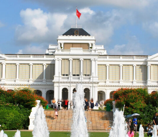 The Istana, the official residence and office of the President of Singapore, with the national flag flying (Photo: Elisa.rolle / Wikimedia Commons, CC BY-SA 4.0)