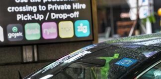 Private-hire car with Grab Gojek Ryde Tada Zig app icons (Lianhe Zaobao file photo)